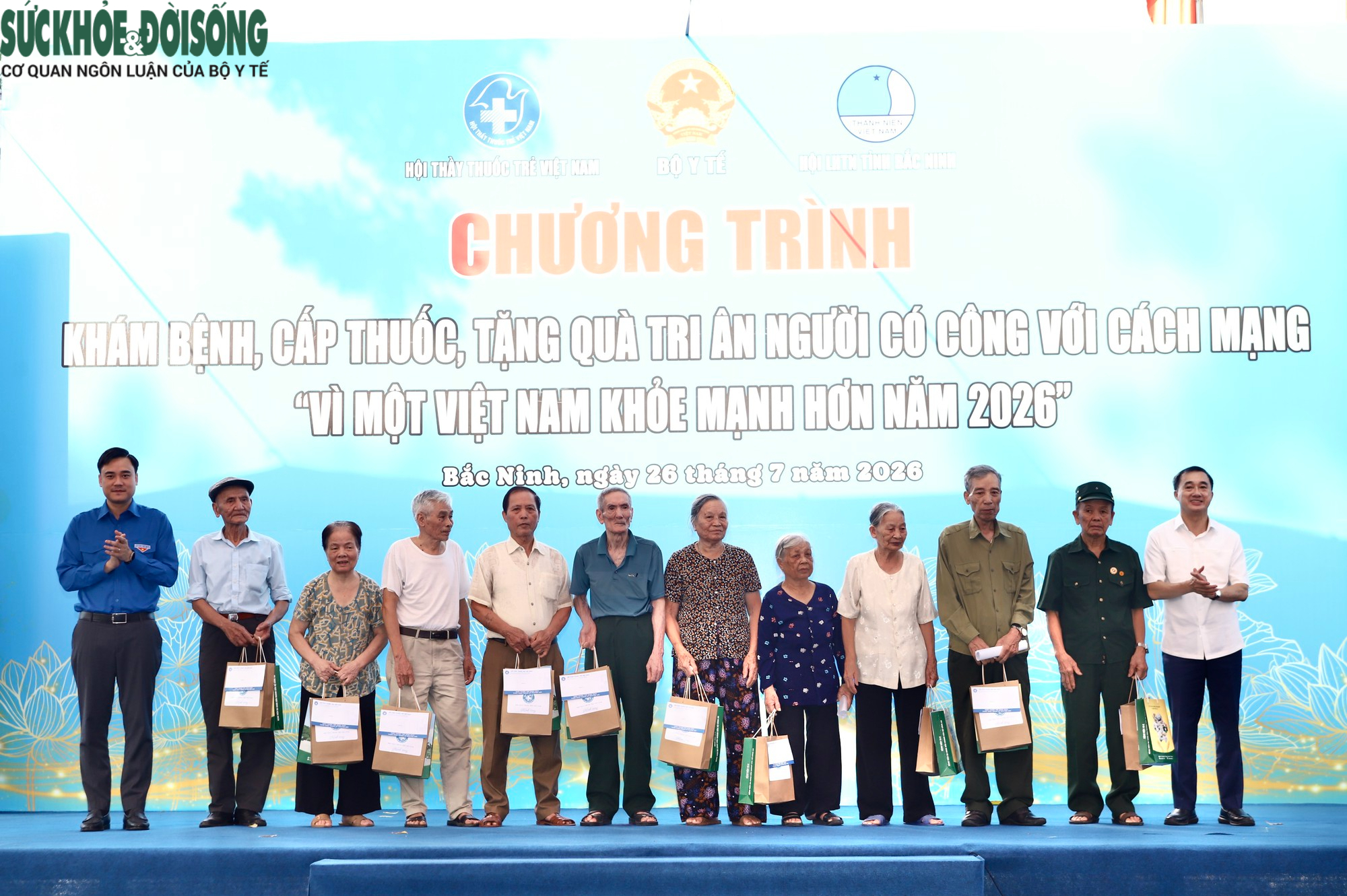 base64-1785043242555900215446 Những hình ảnh ý nghĩa trong chương trình tri ân người có công ở Bắc Ninh- Ảnh 3.