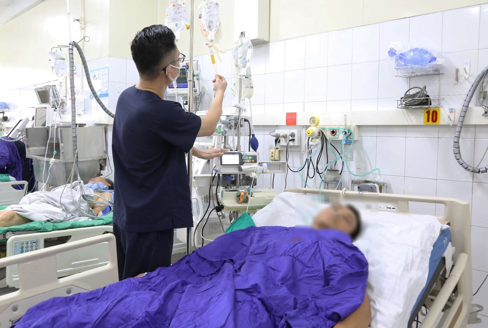 Cứu sống bệnh nhân đa chấn thương sau vụ rơi từ cầu Bãi Cháy- Ảnh 1.