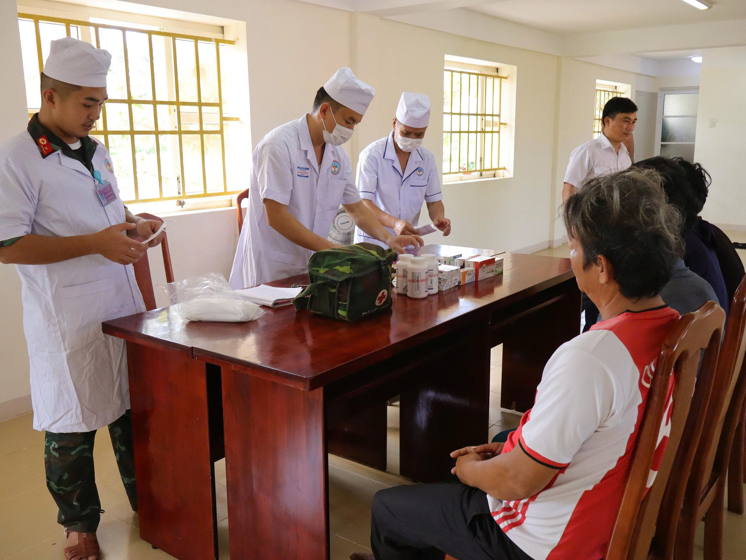 Sức khỏe, tinh thần 33 ngư dân được cứu trong vụ chìm tàu cá Quảng Ngãi hiện ra sao?- Ảnh 2.