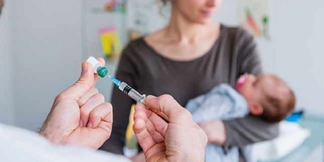 Vaccine viêm gan B cần được tiêm cho trẻ càng sớm càng tốt ngay sau khi sinh.