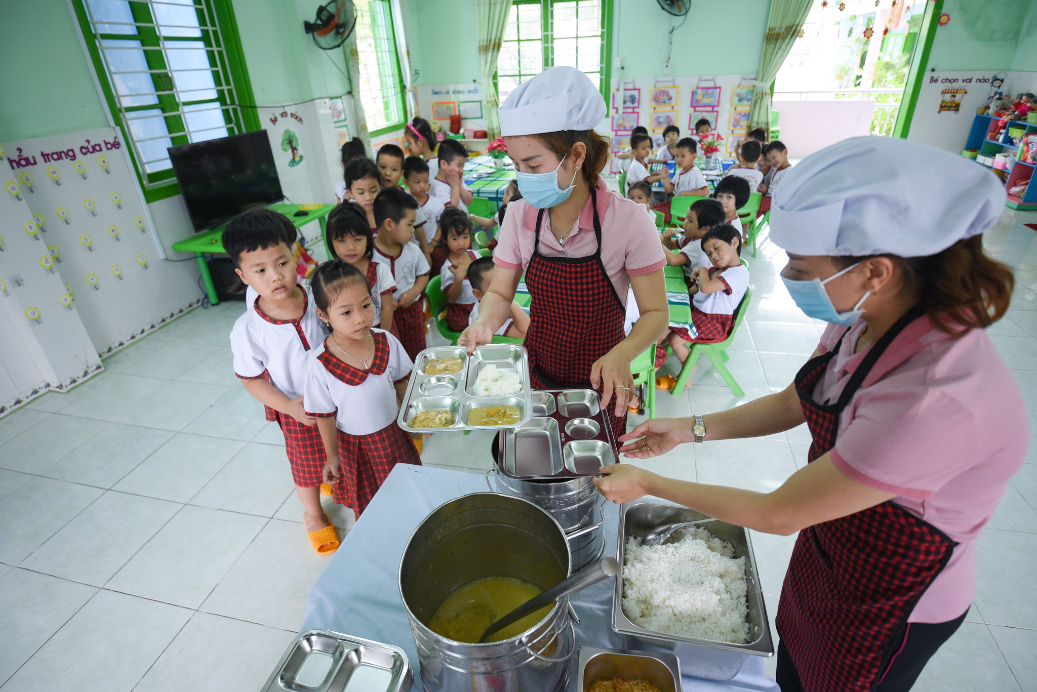 man-non-son-ca-75-17848622856401905243250 Hà Nội thống nhất quy trình tổ chức bữa ăn bán trú cho học sinh- Ảnh 1.