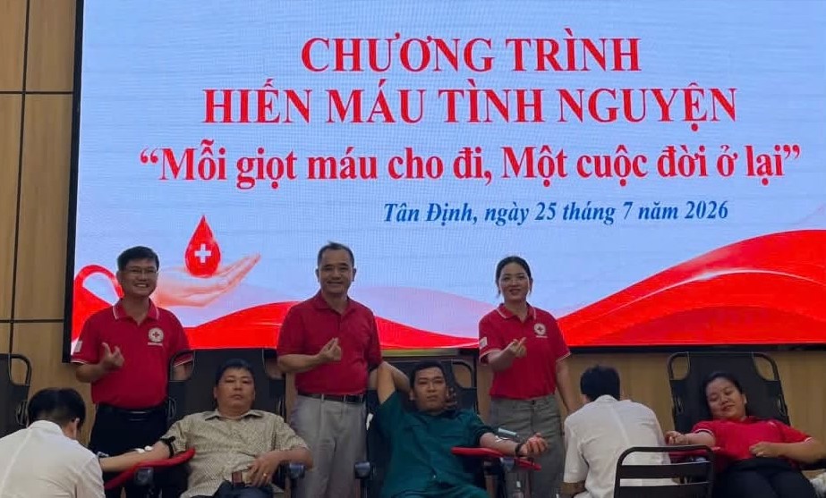 Hàng trăm người ở Khánh Hòa được khám, xét nghiệm miễn phí bệnh lý huyết học- Ảnh 1.