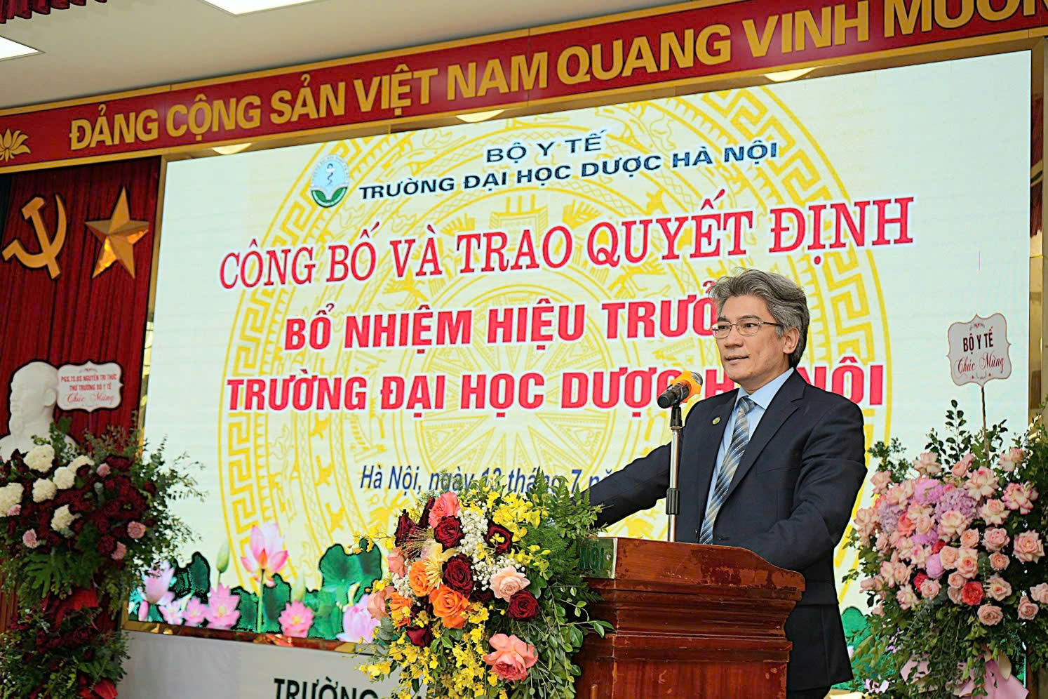 truong-duoc-1371-17839352524711602998710 Thứ trưởng Thường trực Vũ Mạnh Hà trao quyết định bổ nhiệm Hiệu trưởng Trường Đại học Dược Hà Nội- Ảnh 4.