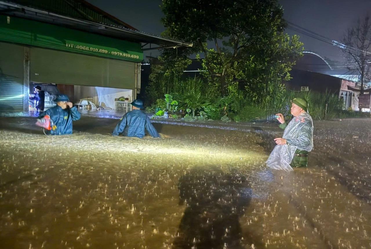 1000057453-1785812054127516219691 Người dân Lào Cai di tản trong đêm - Ảnh 4.