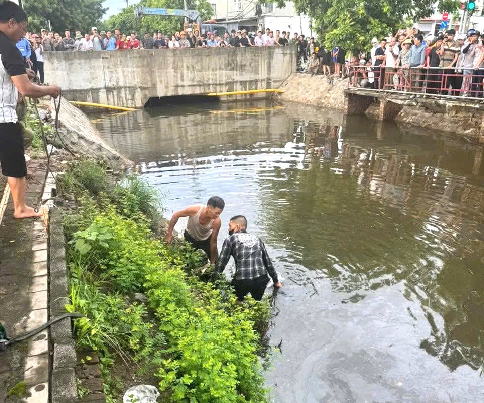 Trên đường đi làm về, nam công nhân xã Khúc Thừa Dụ gặp nạn tử vong dưới mương nước  - Ảnh 1.