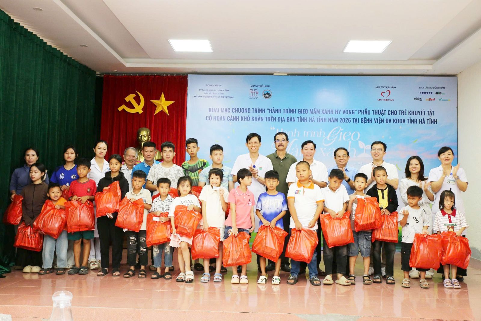 Khám Chữa Bệnh và Trao Quà Cho Trẻ Em Khuyết Tật Tại Hà Tĩnh