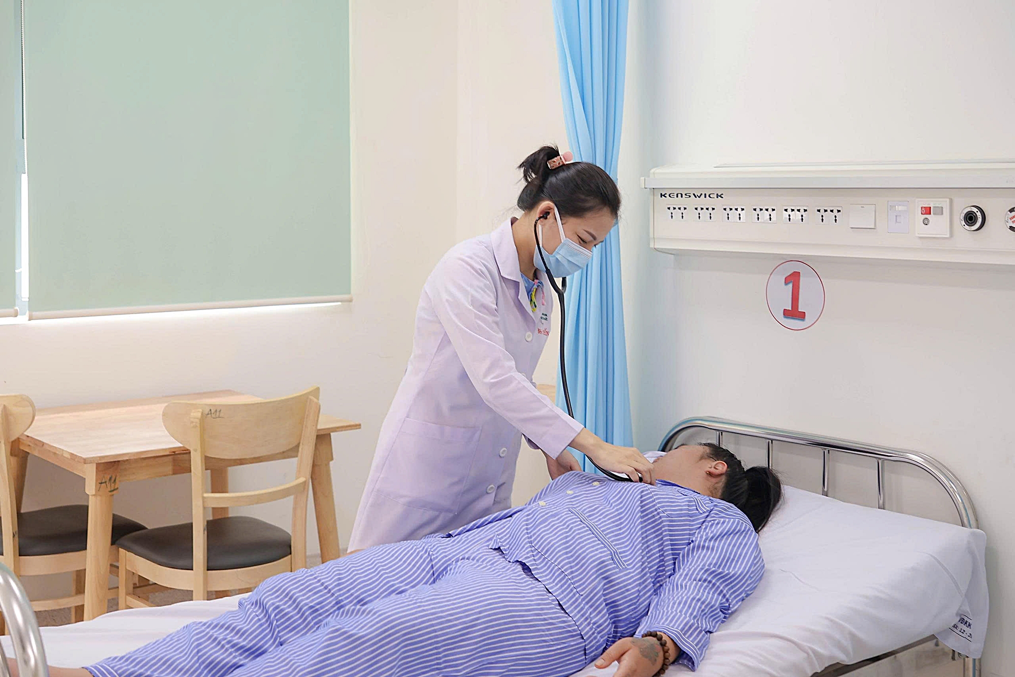 Bệnh nhân được thăm khám kỹ lưỡng trước khi xuất viện. Bệnh nhân được thăm khám kỹ lưỡng trước khi xuất viện.