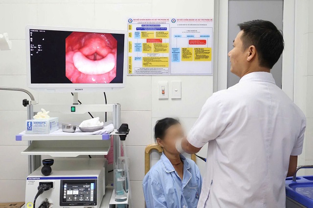 Bác sĩ chăm sóc bệnh nhân sau mổ