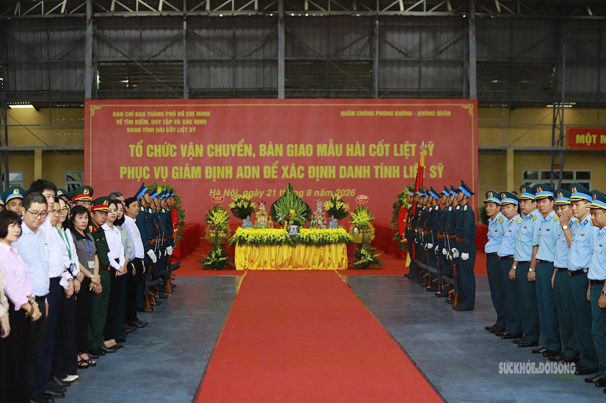 Mẫu hài cốt liệt sĩ tại Sân bay Gia Lâm Lễ tiếp nhận mẫu hài cốt liệt sĩ