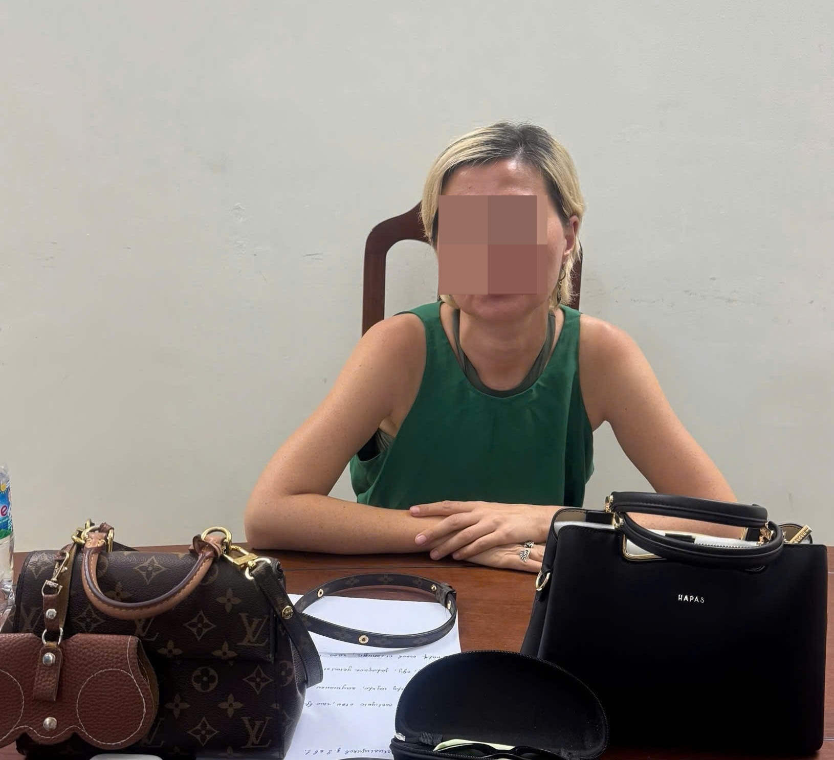 2-17869371275401989712895 Tạm giữ hình sự Enola Iugai để điều tra hành vi trộm hơn 500 triệu đồng - Ảnh 1.