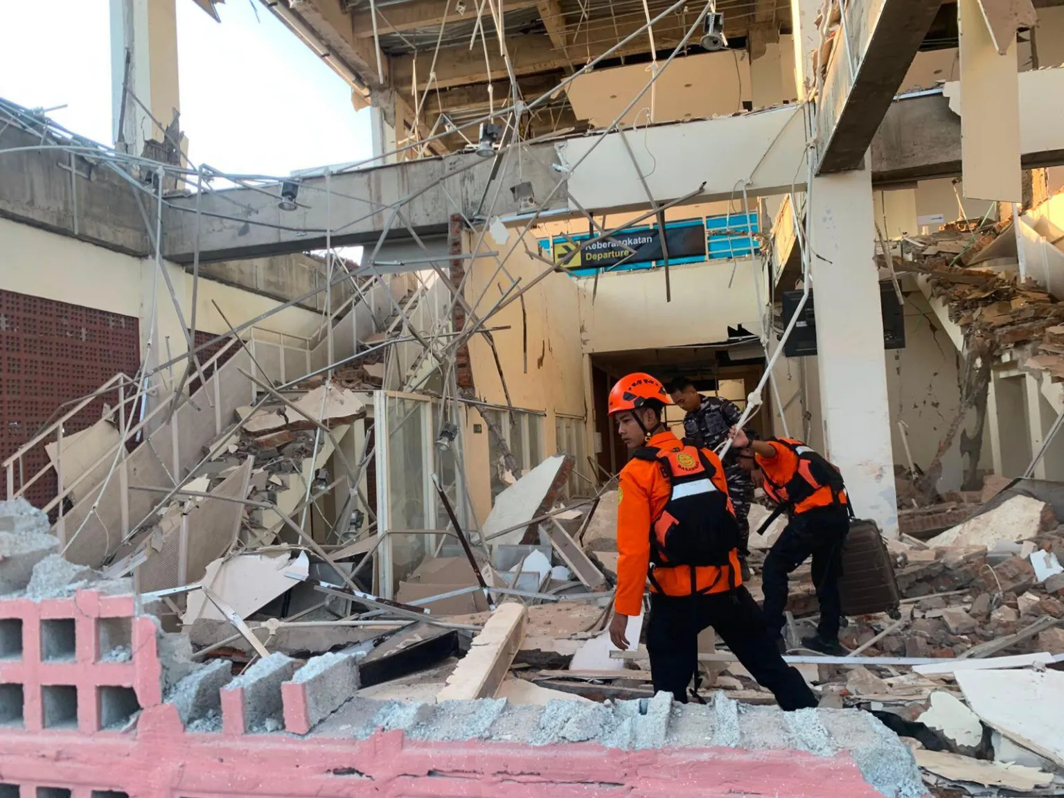 2026-death-toll-magnitude-7-1101261993-jpg-1786782671947449381132 Động đất mạnh 7,7 độ Richter khiến ít nhất 20 người thiệt mạng ở Indonesia- Ảnh 1.