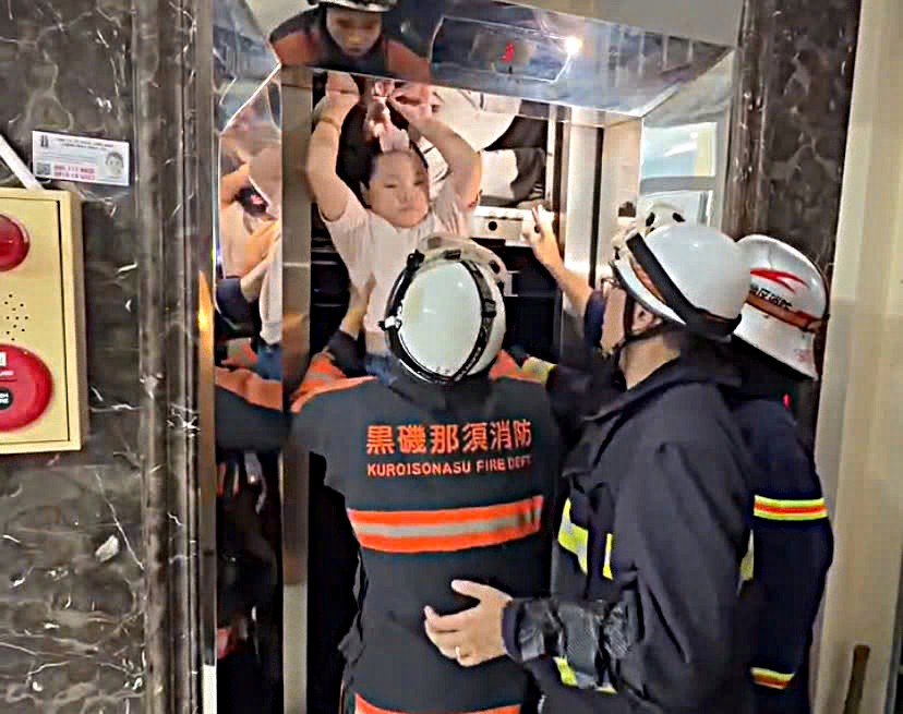 Sự Cố Thang Máy Tại Hà Nội: 13 Người Bị Mắc Kẹt Được Giải Cứu Kịp Thời