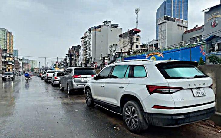 Phát Hiện Giấy Phép Lái Xe Giả Trên Đường Phố Hà Nội - Ảnh 1.