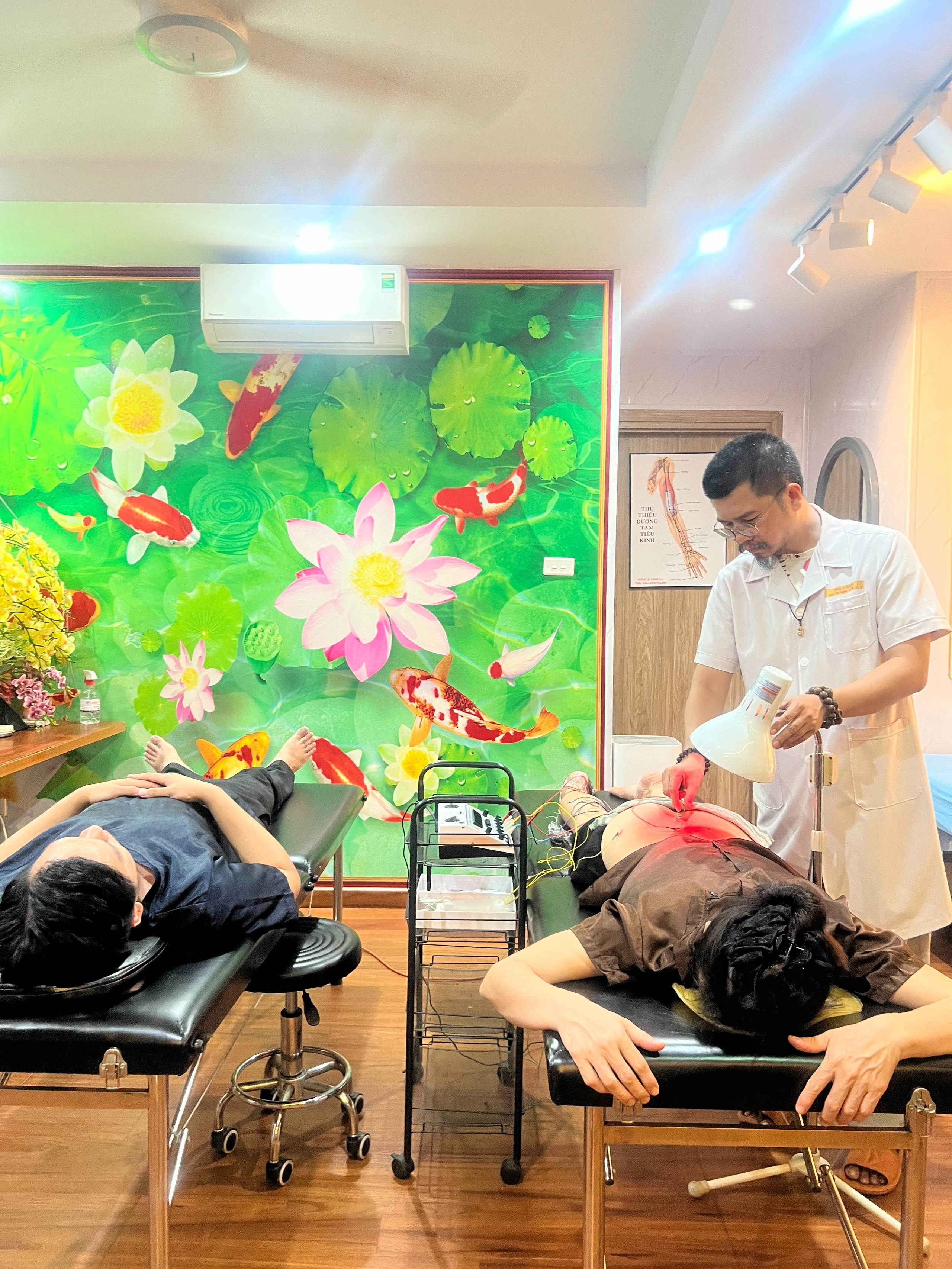 ThS. Lương y Phạm Đức Tuấn thực hiện Vô Thống Châm cho người bệnh.