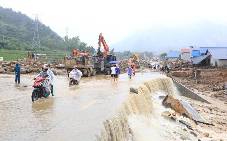 Lũ trên các sông lên rất nhanh, cảnh báo khẩn cấp nhiều tỉnh thành - Ảnh 2.