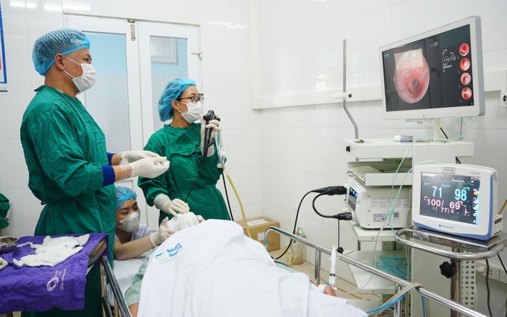 a-bsckii-pham-thi-ut-trang-da-tien-hanh-noi-soi-phe-quan-ong-mem-khao-sat-xac-dinh-nguyen-nhan-benh-ly-177986455816083290321-33-0-533-800-crop-17798647909251943011303 Nuốt viên thuốc còn nguyên vỏ, bệnh nhân phải nhập viện phẫu thuật nội soi gắp dị vật - Ảnh 3.