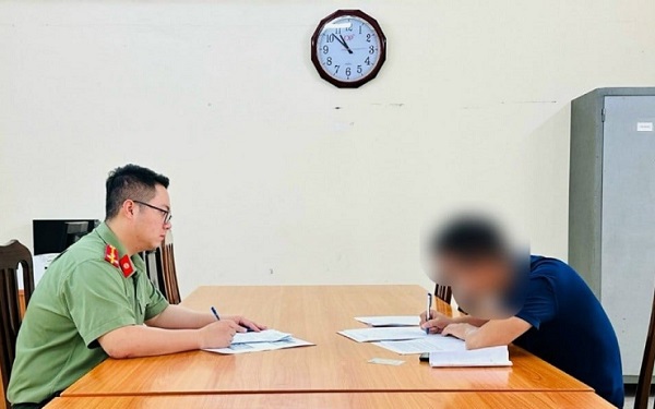 Nam thanh niên bị phạt nặng vì ‘báo chốt’ CSGT trên Facebook
