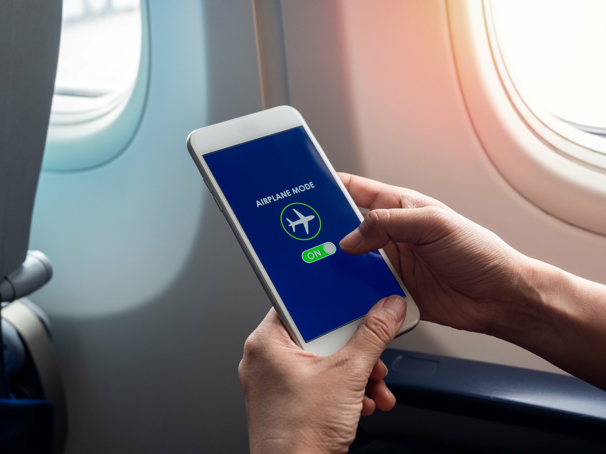 airplane-mode-on-commerical-flights-rosen-aviation-scaled-1787051762769286914603 Giải thích quy định chế độ máy bay trong hành trình bay - Ảnh 1.