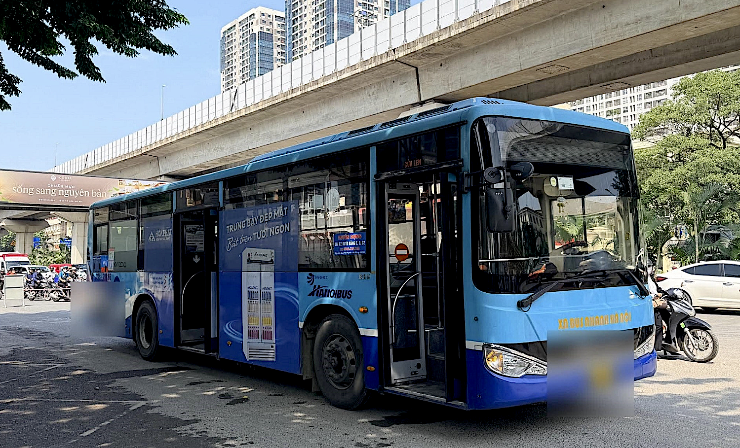 anh-man-hinh-2026-08-17-luc-103334-178693789795643422337 Tai nạn giữa xe buýt và xe máy trên đường Nguyễn Trãi: Một cháu nhỏ tử vong - Ảnh 1.
