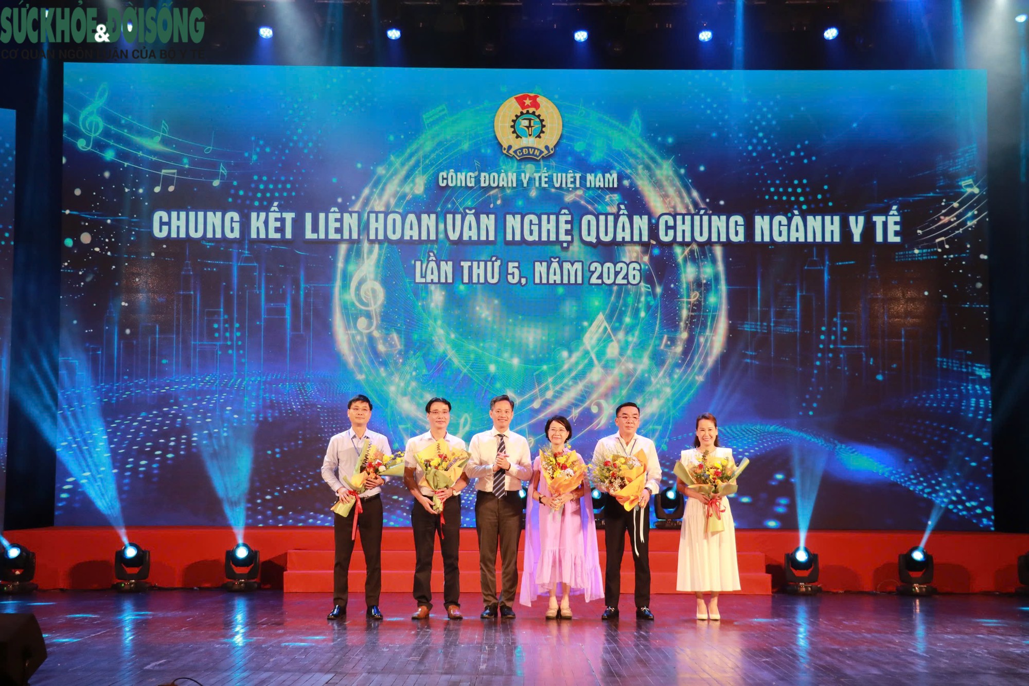 GS.TS Phạm Minh Khuê tặng hoa chúc mừng Ban Giám khảo Liên hoan. Ảnh: Công đoàn Y tế Việt Nam