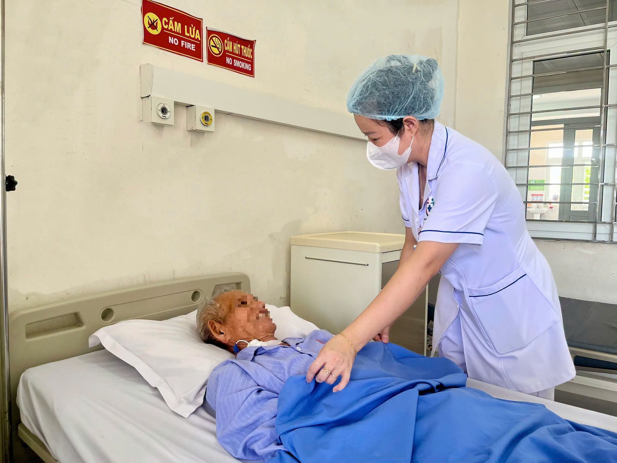 Khám Phá Biến Chứng Tắc Ruột Ở Người Cao Tuổi: Câu Chuyện Cụ Ông 90 Tuổi