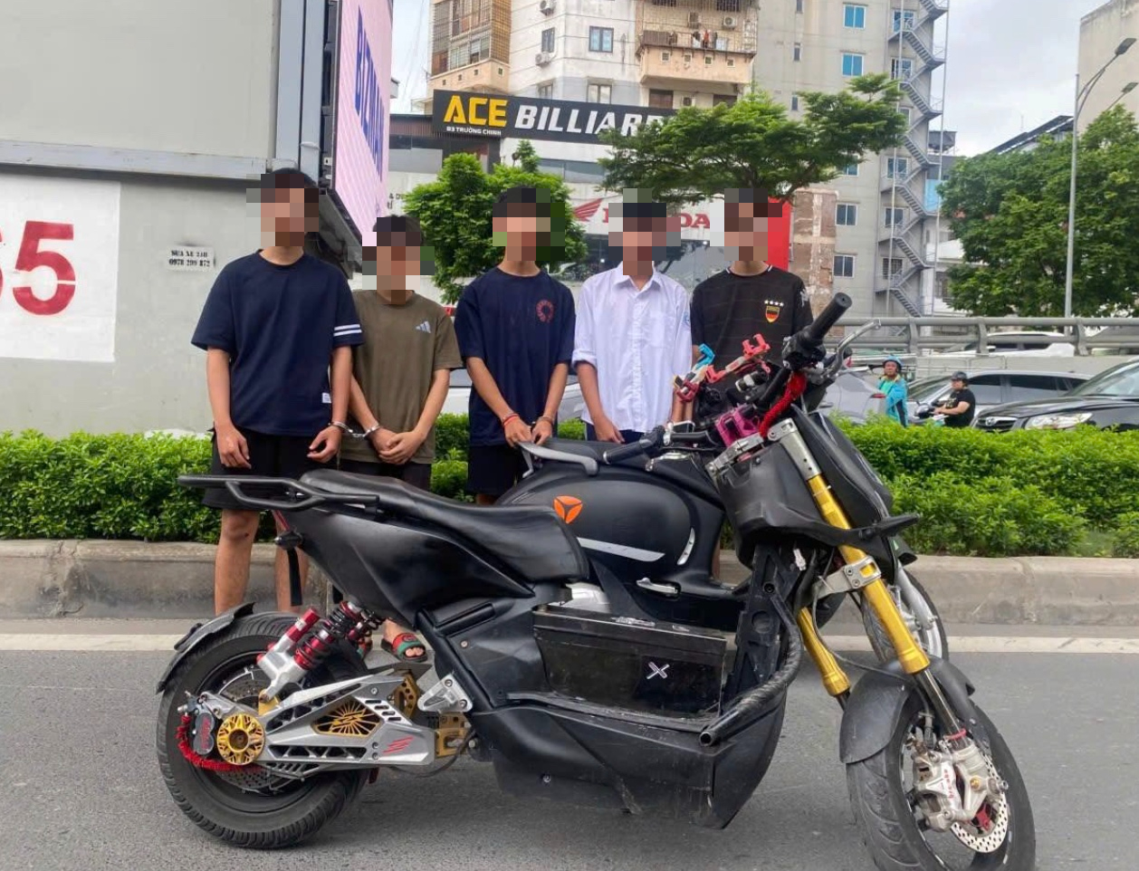 Bất Ngờ Về Nhóm Thanh Thiếu Niên ‘Bốc Đầu Xe’ Trên Phố Trường Chinh