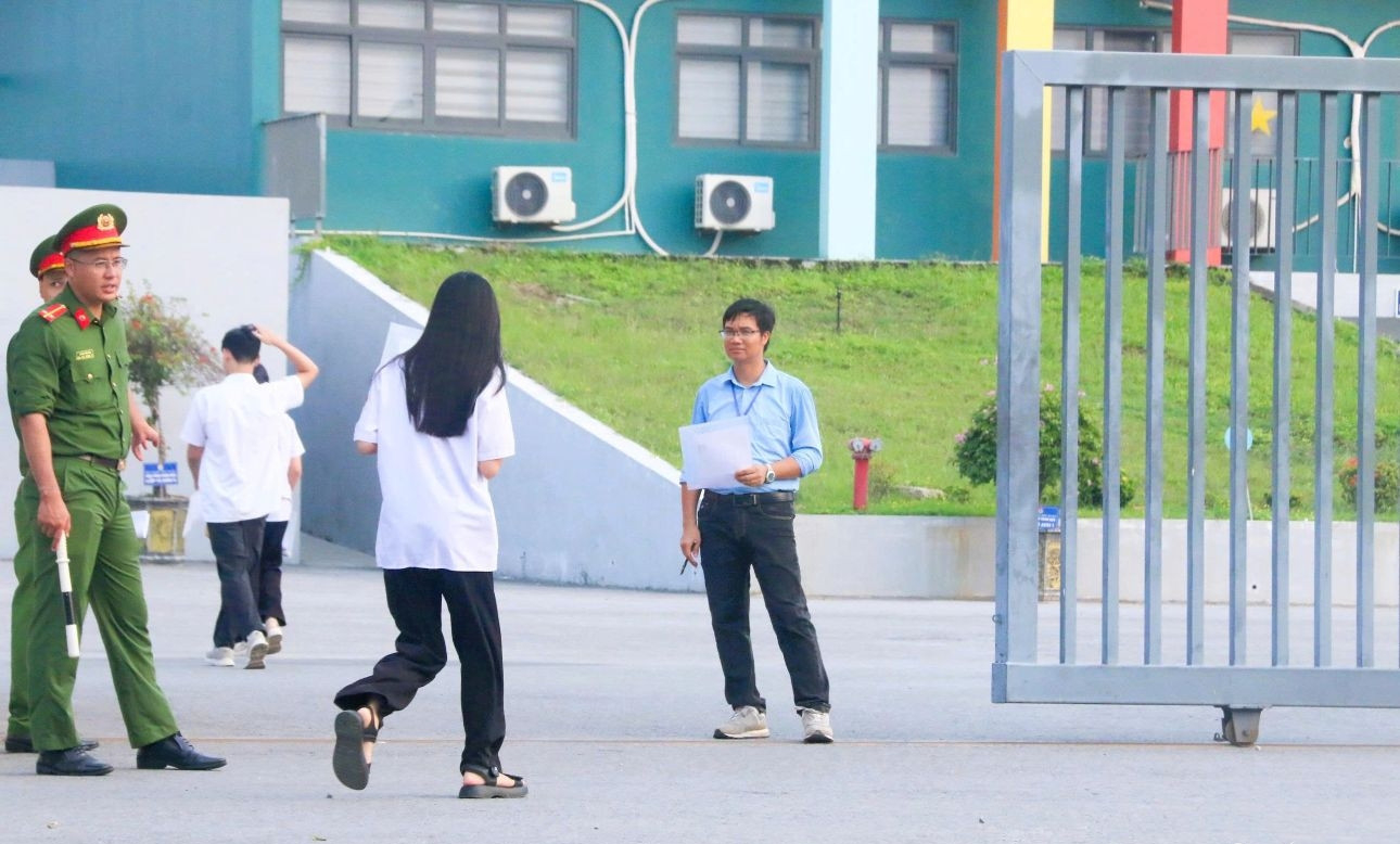 Đề môn Toán thi lại tốt nghiệp THPT tại Tuyên Quang có dễ đạt điểm tối đa?- Ảnh 4.