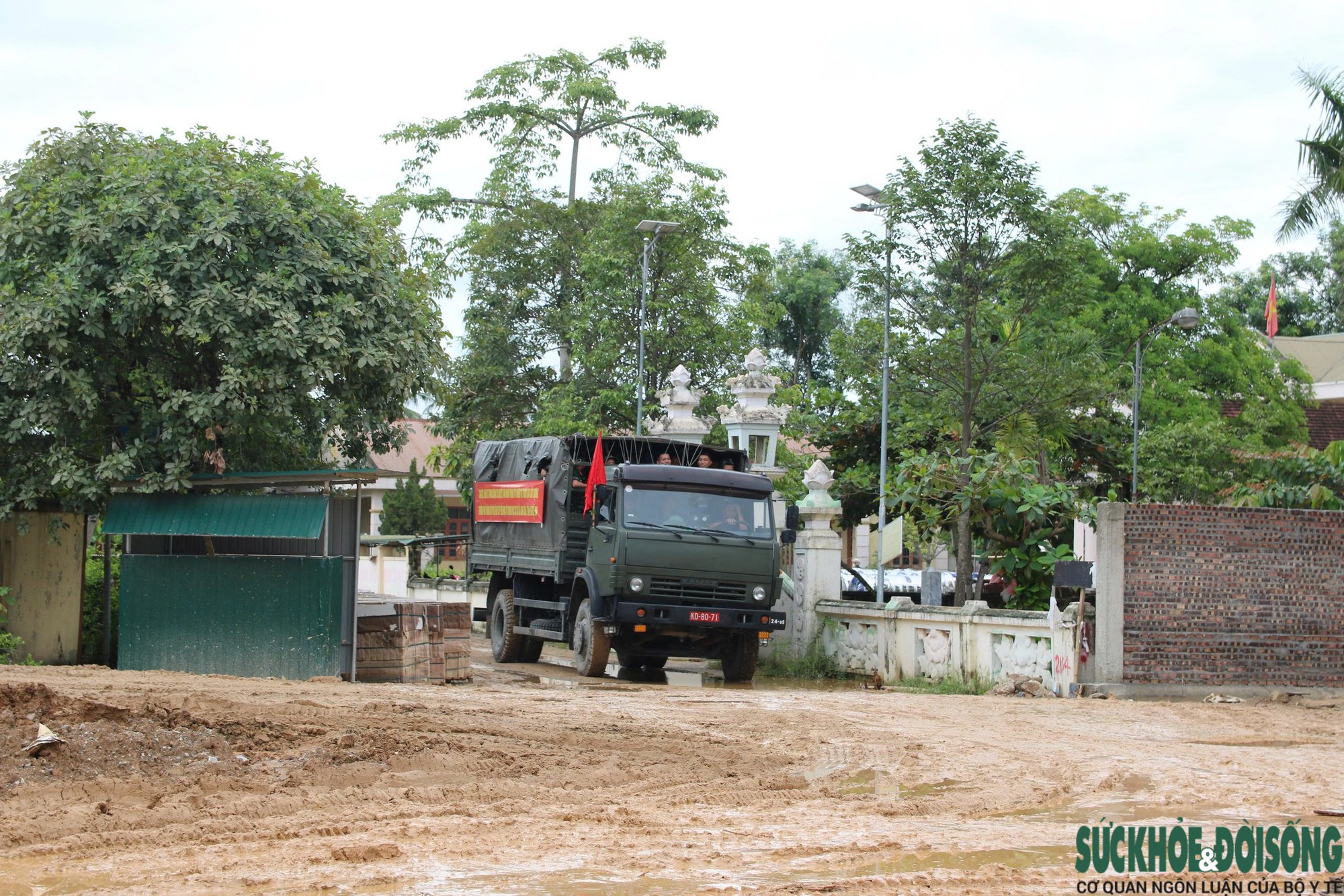 Đội Ngũ Lực Lượng Vũ Trang Hỗ Trợ Xây Dựng Trường Nội Trú Vùng Biên