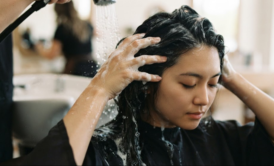 Thường xuyên đổi dầu gội có gây rụng tóc? - Ảnh 1.