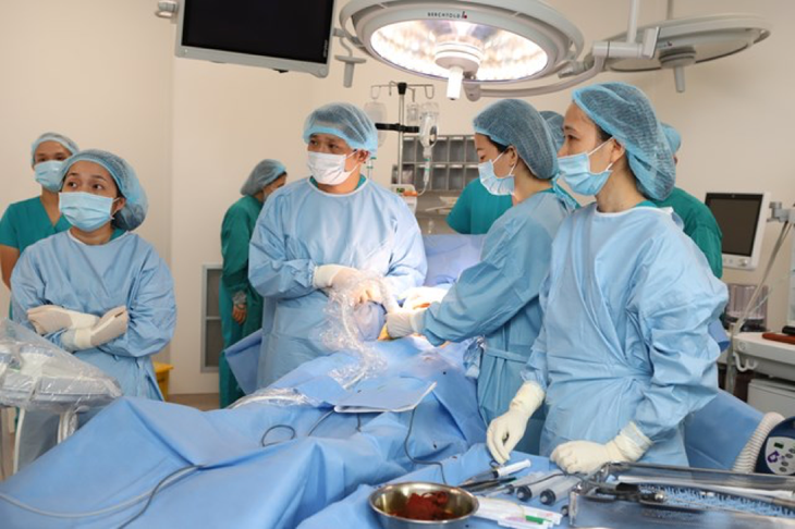 Giữ thai cạn ối từ tuần 20 bằng kỹ thuật truyền ối, em bé chào đời khỏe mạnh
- Ảnh 2.