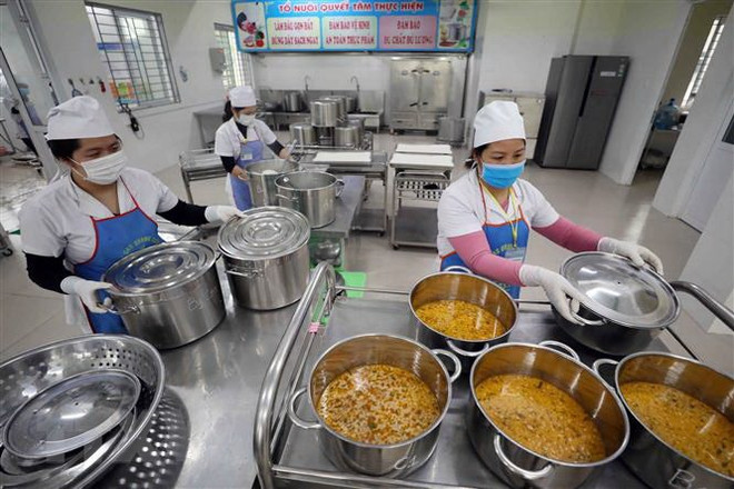 bep-an-truong-hoc-an-toan-1775183309069673923460 Hà Nội đưa hệ thống HanoiCheck, Camera AI vào giám sát an toàn thực phẩm học đường- Ảnh 2.