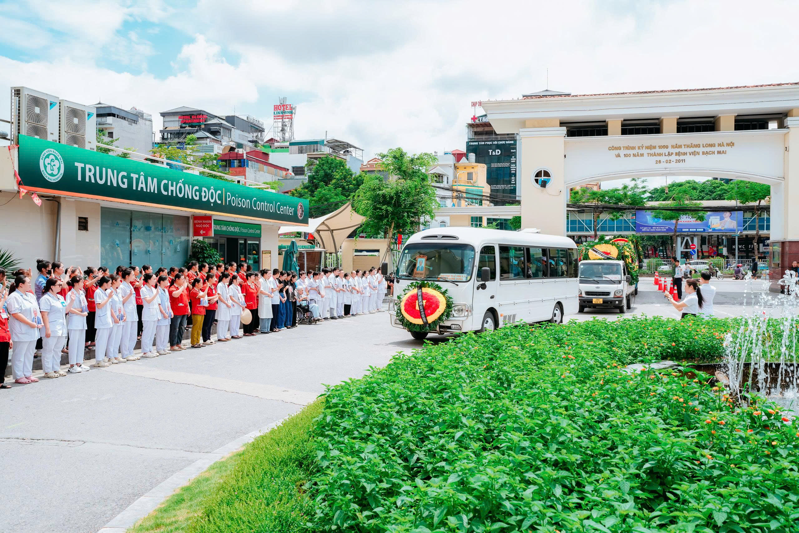 bmai-thay-dinh-2-1785568936647505960378 Hàng nghìn học trò chờ ở bệnh viện, trường y xúc động tiễn đưa GS Vũ Văn Đính- Ảnh 5.
