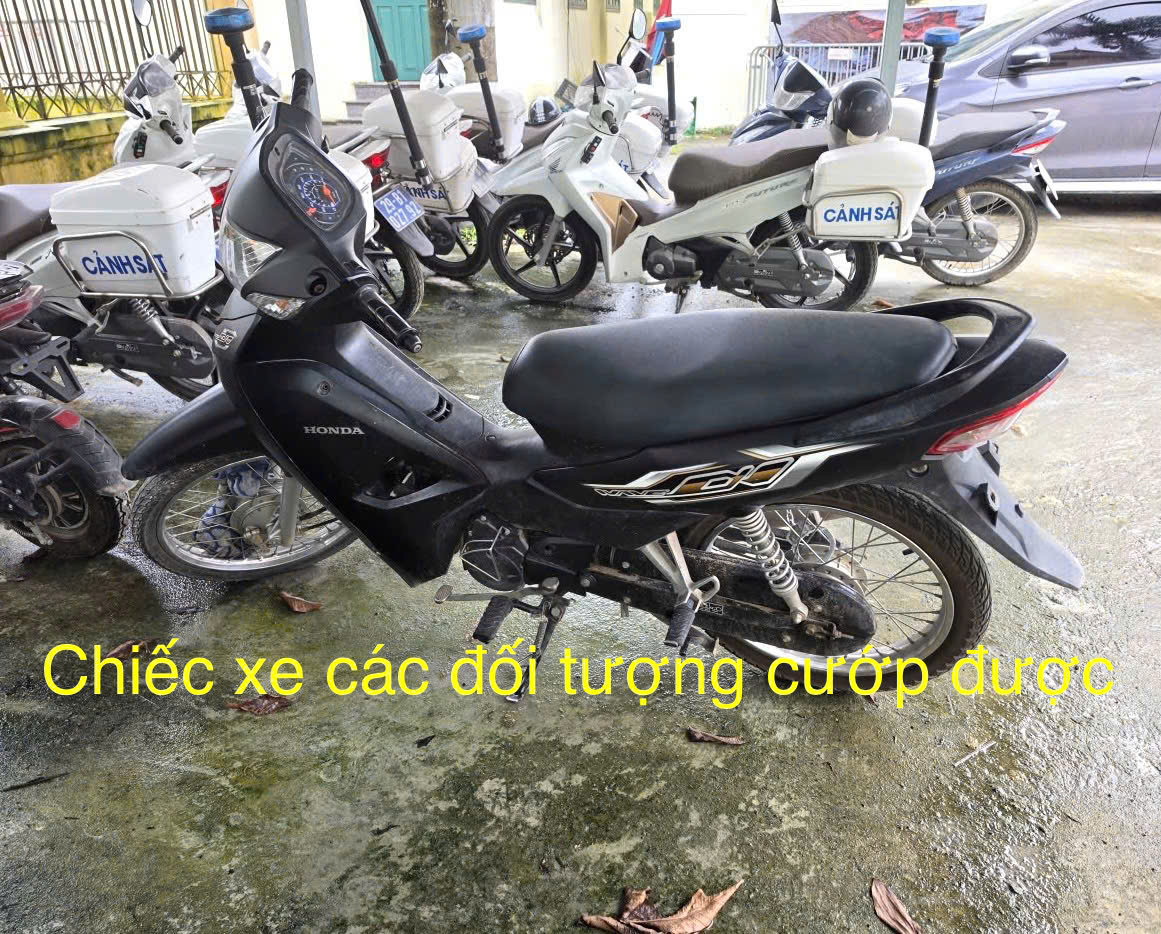 Băng Nhóm Thiếu Niên Tấn Công Cướp Xe Máy Trên Đường
