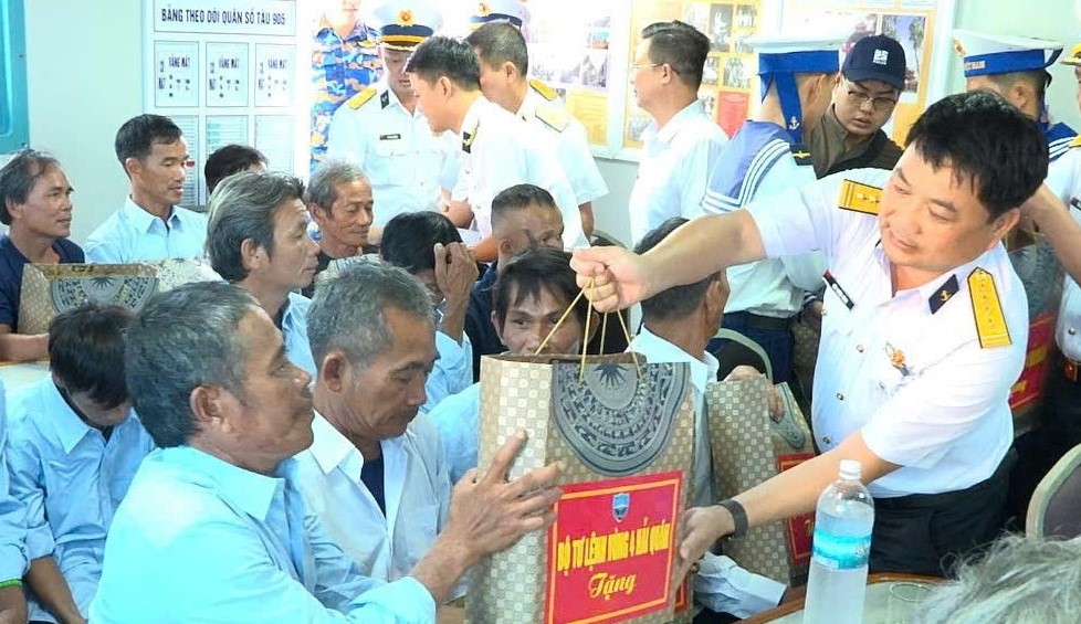 33 Ngư Dân Quảng Ngãi Được Giải Cứu An Toàn Tại Cam Ranh