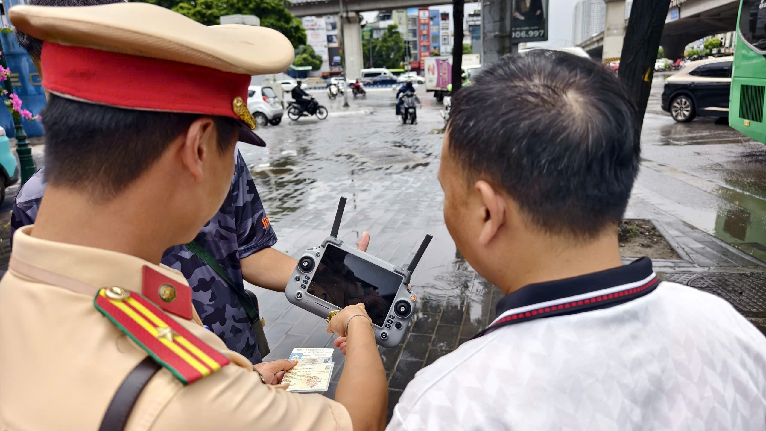 camera-ai-uav-vi-pham2-17867112397241386882727 Hà Nội dùng thiết bị bay không người lái ‘bắt lỗi' vi phạm từ trên cao- Ảnh 2.