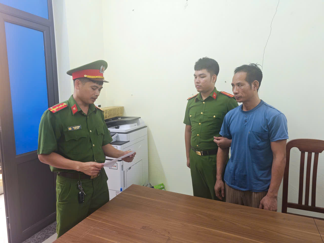 Người Đàn Ông Đe Dọa Hàng Xóm Bằng Dao Bầu Bị Bắt Giữ
