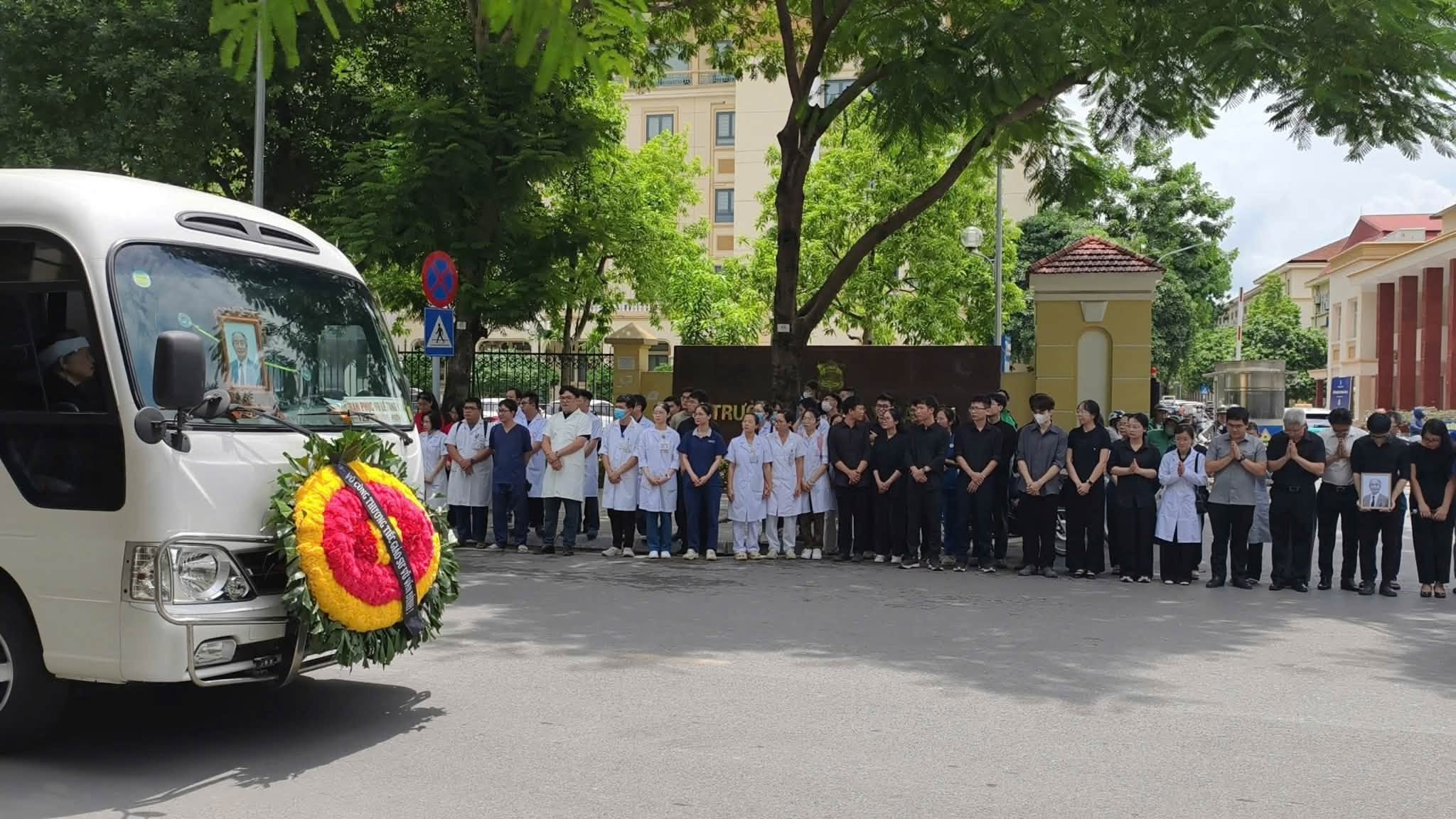 cong-truong-dh-y-hn-1785568936696543353603 Hàng nghìn học trò chờ ở bệnh viện, trường y xúc động tiễn đưa GS Vũ Văn Đính- Ảnh 1.