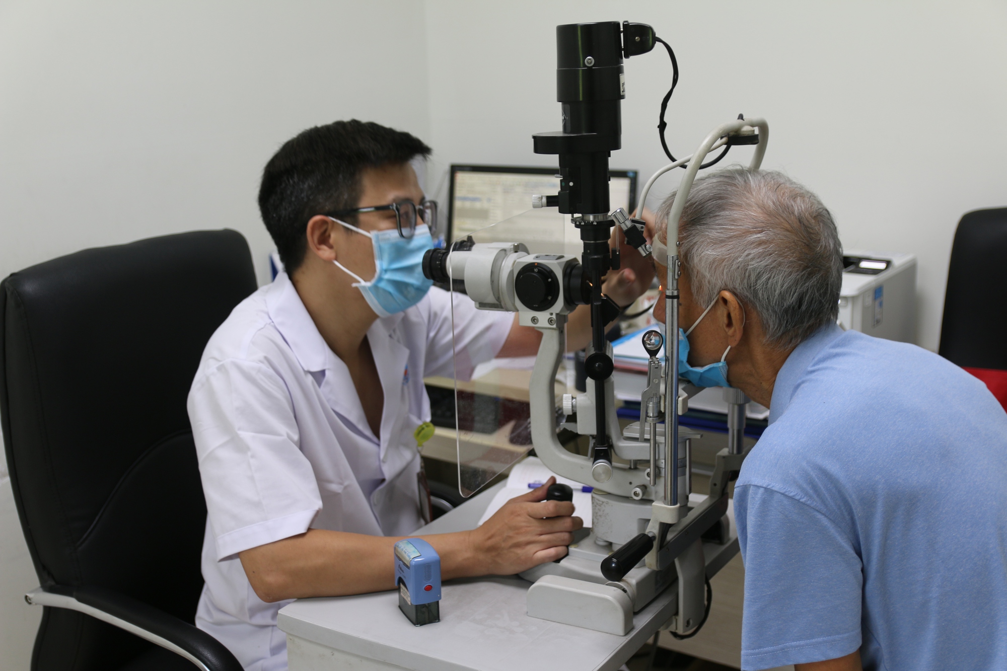 Nguyên Nhân và Cách Ngăn Ngừa Đau Mắt Đỏ Lây Lan Trong Gia Đình - Ảnh 3.