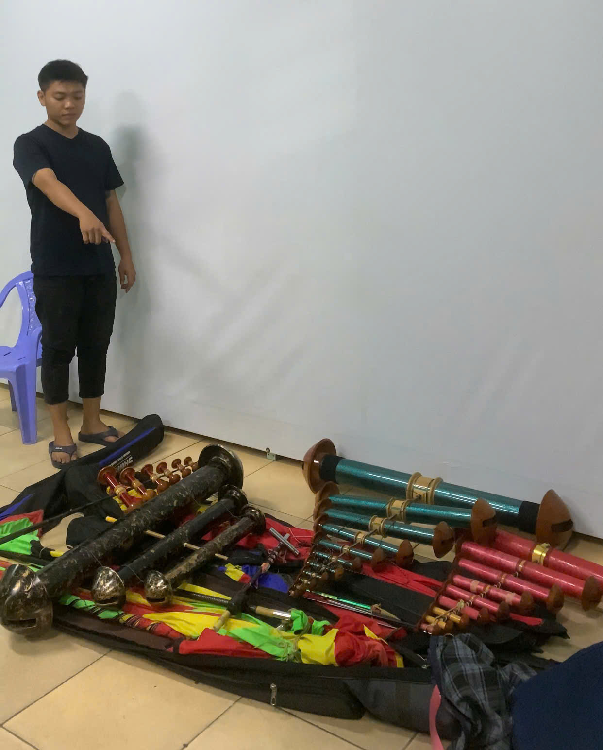 dieu-2-17866960479851491501828 Tạm giữ 3 đối tượng thả diều gắn đèn gần sân bay Tân Sơn Nhất - Ảnh 3.
