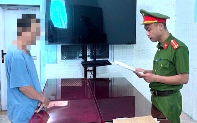 Phẫn nộ gã đàn ông đi xe máy dâm ô 2 bé gái- Ảnh 2.