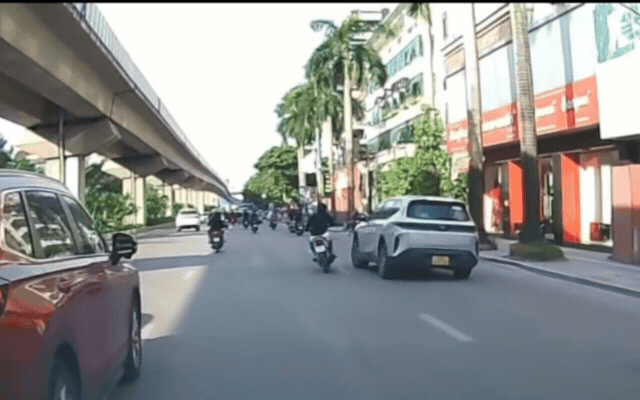 Cảnh Báo An Toàn Giao Thông: Hành Vi Nguy Hiểm Giữa Ô Tô và Xe Máy Tại Hà Nội