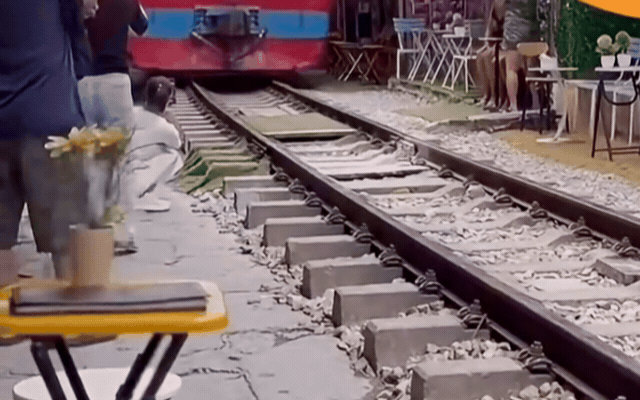 Tai nạn tàu hỏa tại phố đường tàu Văn Miếu - Ảnh 1.
