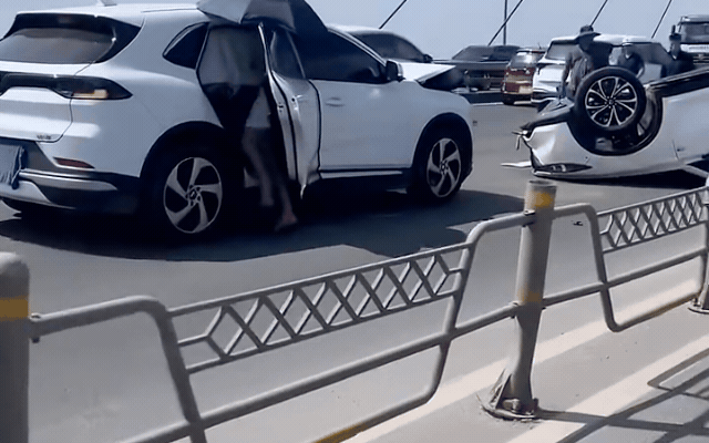Tai Nạn Liên Hoàn Cầu Nhật Tân - Ảnh 2. Tai Nạn Liên Hoàn Cầu Nhật Tân - Ảnh 2.
