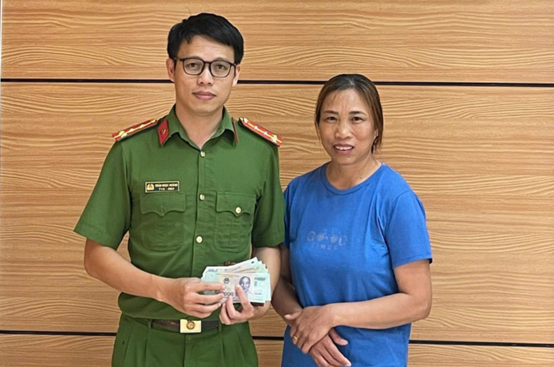 edit-1-17878270095011892318211 Nhặt được ví có vàng, người phụ nữ lập tức báo công an- Ảnh 1.