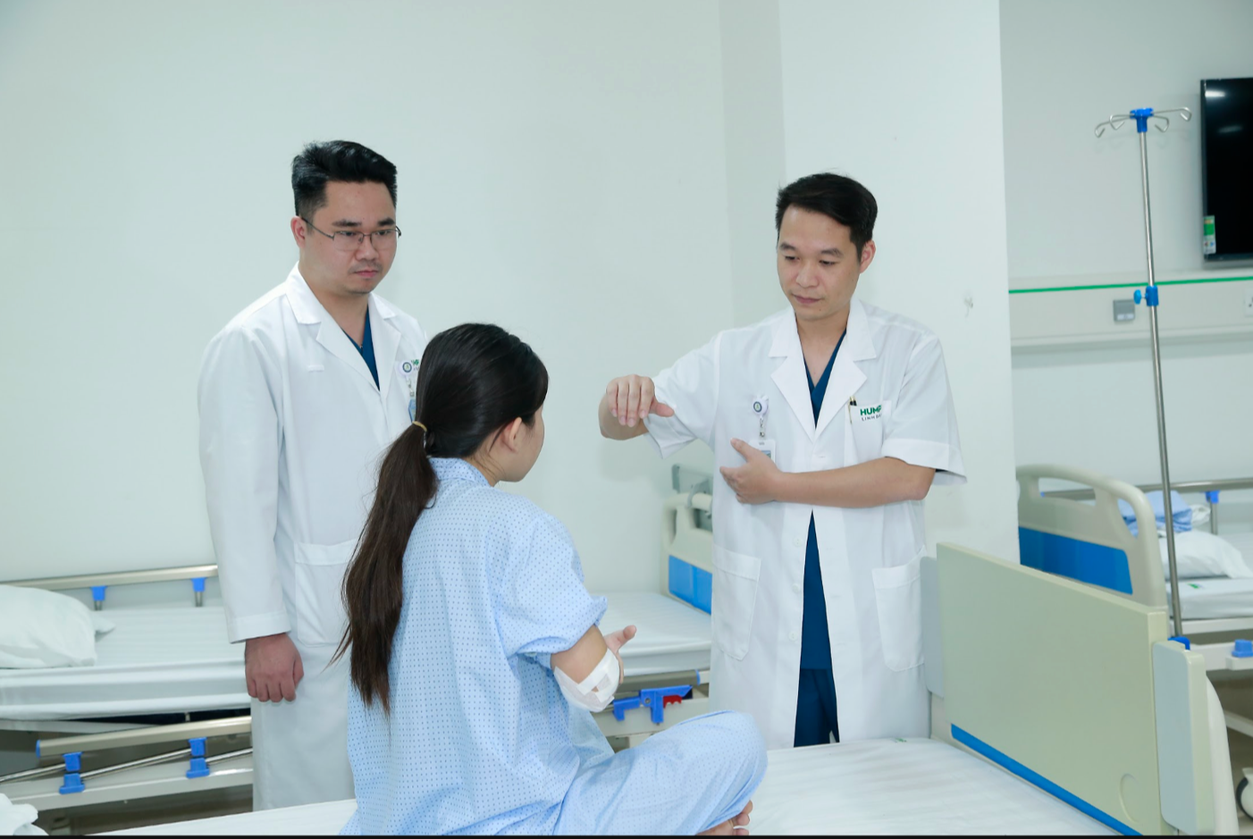 edit-screenshot-2026-08-20-at-90820pm-1787234949692292944287 Bé gái sau phẫu thuật với sự theo dõi và hỗ trợ từ các bác sĩ - Ảnh 2.
