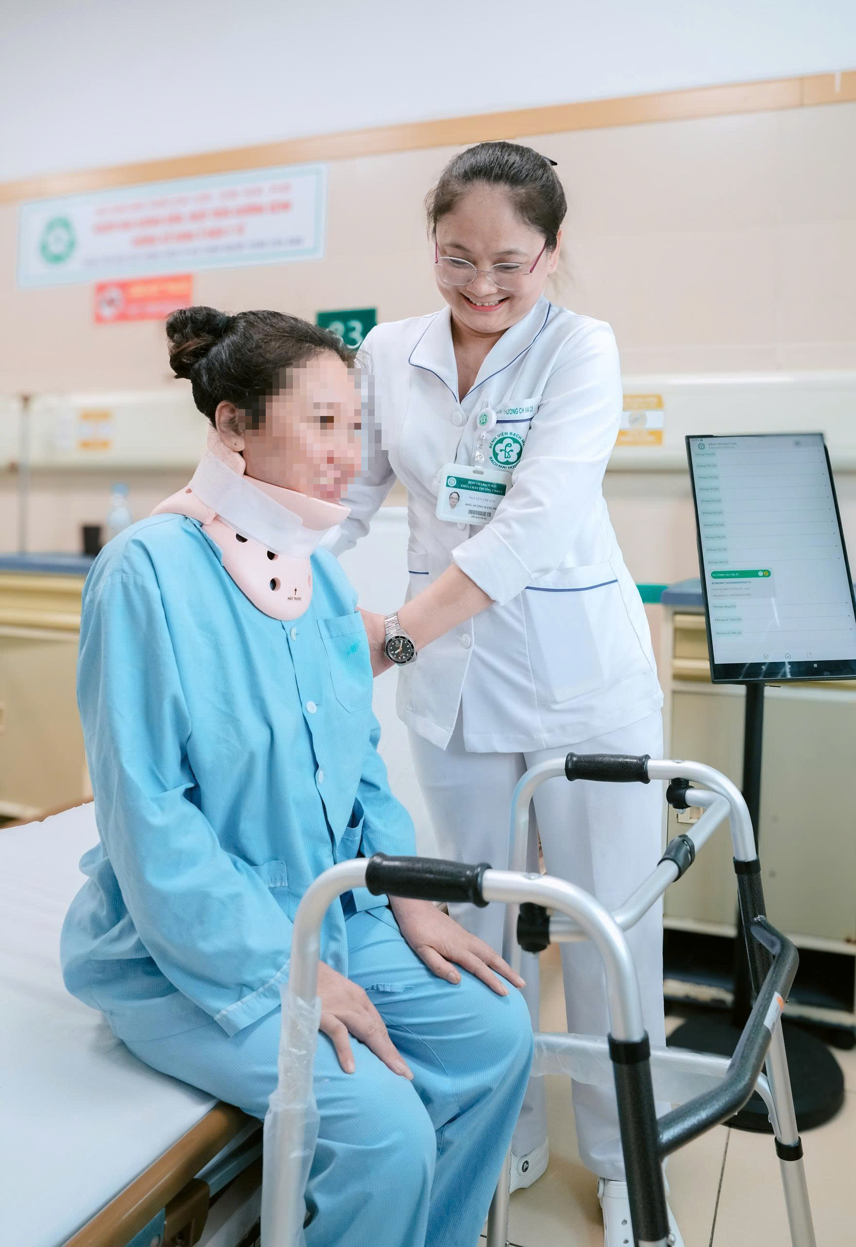 Hành trình tìm lại đôi chân của người mẹ Lào tại Bệnh viện Bạch Mai - Ảnh 1.
