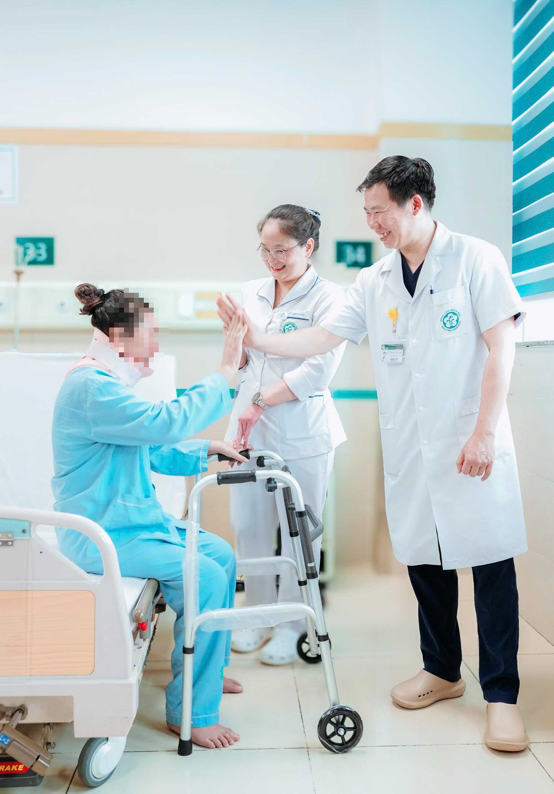 Câu Chuyện Cảm Động Về Hành Trình Khôi Phục Đôi Chân Của Người Mẹ Lào Tại Bệnh Viện Bạch Mai