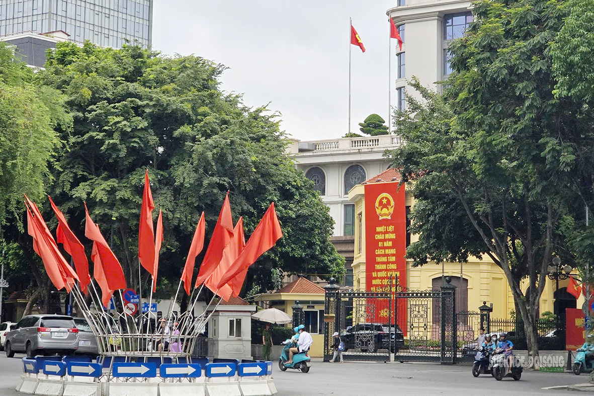 ha-noi-ruc-ro-co-hoa-chao-mung-cach-mang-thang-tam-va-quoc-khanh10-17871225077591925049947 Hà Nội rực rỡ cờ hoa chào mừng Cách mạng Tháng Tám và Quốc khánh 2/9- Ảnh 10.