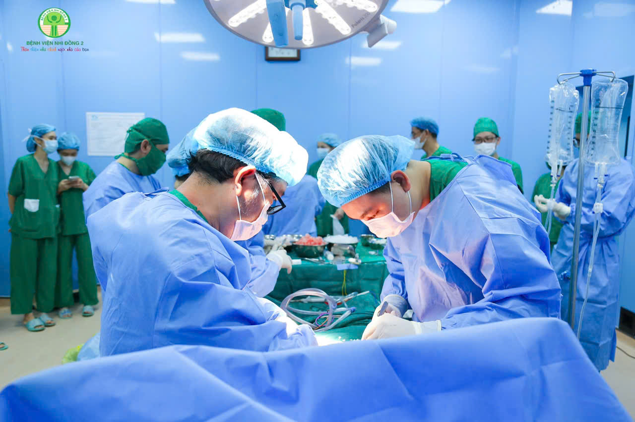 Người mẹ tặng quả thận của con để trao cơ hội sống cho em bé nhỏ tuổi nhất có chỉ định ghép tạng- Ảnh 1.
