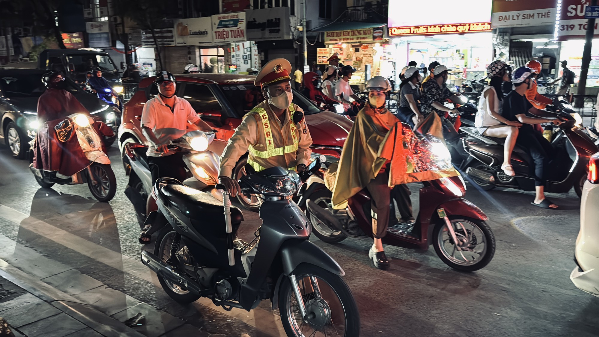 Mát trời, tụ tập uống bia xem bóng đá: Nhiều người bị CSGT xử lý nồng độ cồn - Ảnh 1.
